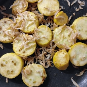 ズッキーニと桜エビの炒め物☆